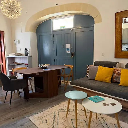 Апартаменты Charming 1br Maisonette In The Heart Of
