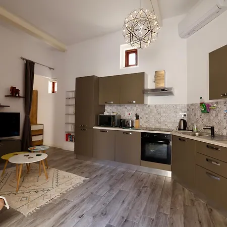 Charming 1br Maisonette In The Heart Of Lägenhet *